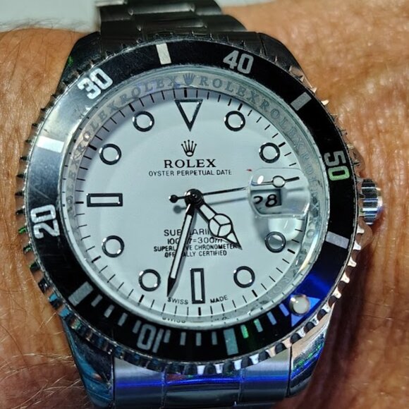 Classic designer watch with date, keeps perfect time! - Picture 1 of 6